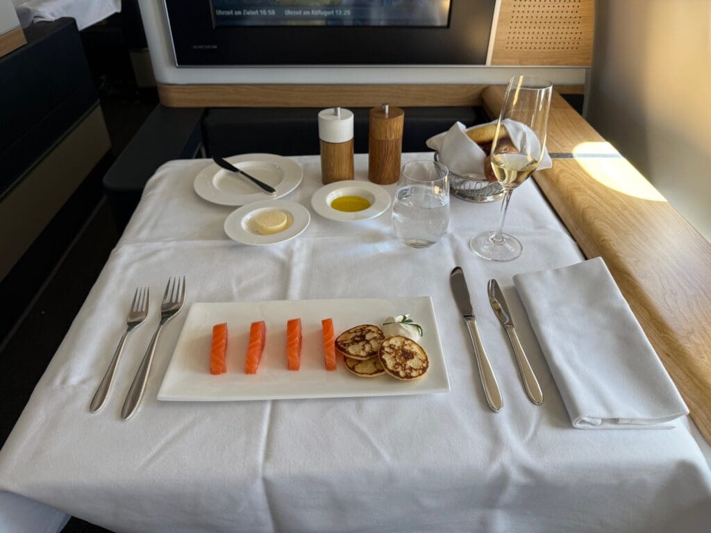 vaisselle, intérieur, ustensile de cuisine, fourchette, assiette, nourriture, repas, argenterie, Plat, serviette, nappe de table, table, restaurant