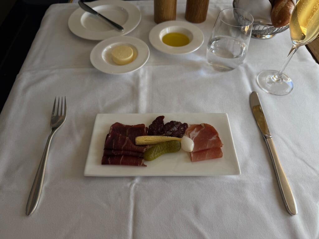 vaisselle, nourriture, assiette, table, fourchette, repas, Plat, ustensile de cuisine, argenterie, Art culinaire, plat, Plats et corbeilles, Cuisine, brunch, Cuisine à la carte, intérieur, boisson, Argenterie, Couteau de table, Supper, Verre à vin, nappe de table, dîner, serviette, blanc, viande, restaurant, SWISS First
