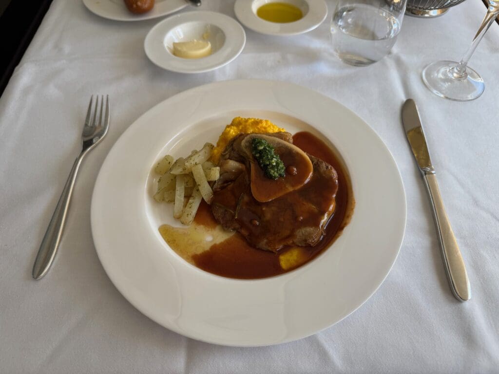vaisselle, assiette, nourriture, table, Cuisine, ustensile de cuisine, fourchette, plat, repas, argenterie, ragoût, blanc, restaurant, Plats et corbeilles, cuillère, Supper, intérieur, Plat, sauce, soupe, viande