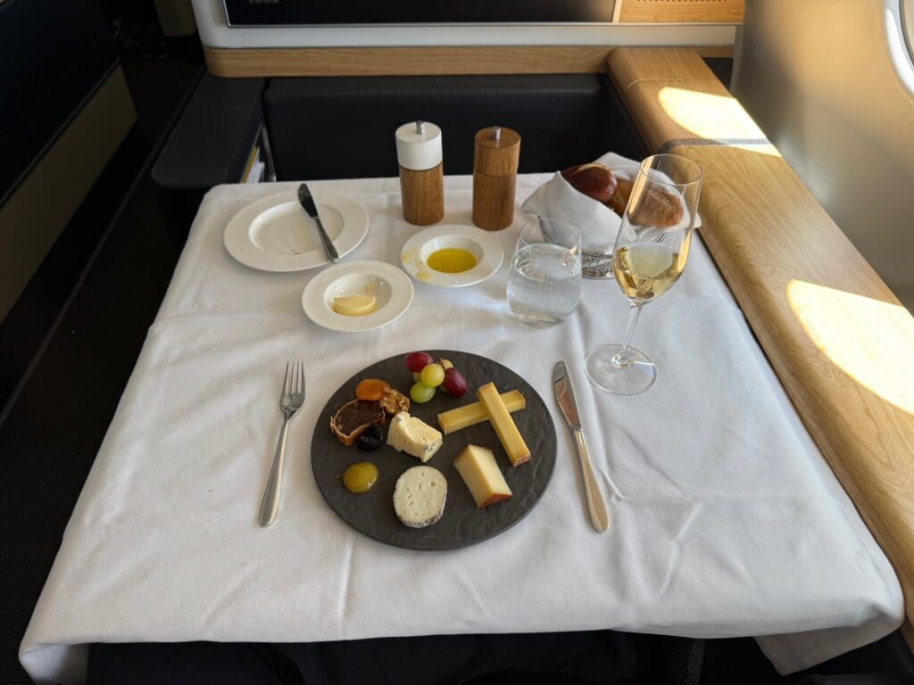 vaisselle, repas, nourriture, intérieur, Plat, ustensile de cuisine, assiette, fourchette, Snack, brunch, Cuisine, argenterie, plat, Art culinaire, table, Supper, petit-déjeuner, restaurant