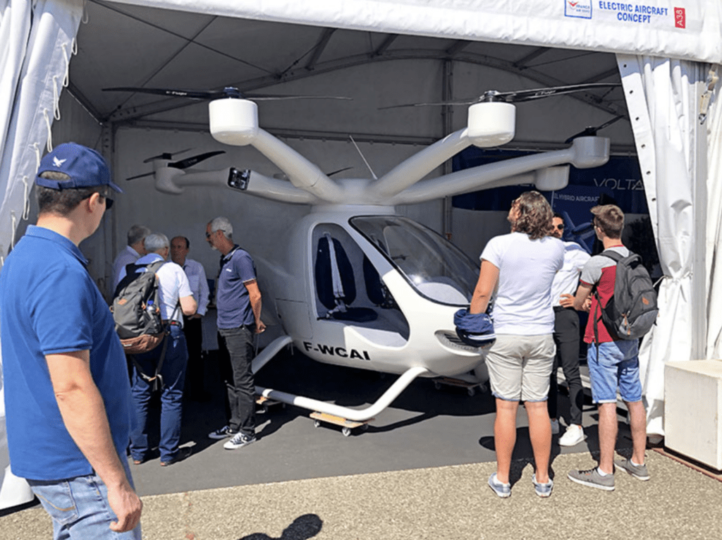 habits, personne, homme, chaussures, avion, véhicule, jeans, personnes, transport, plein air, debout, sol, groupe, hélicoptère, France Air Expo