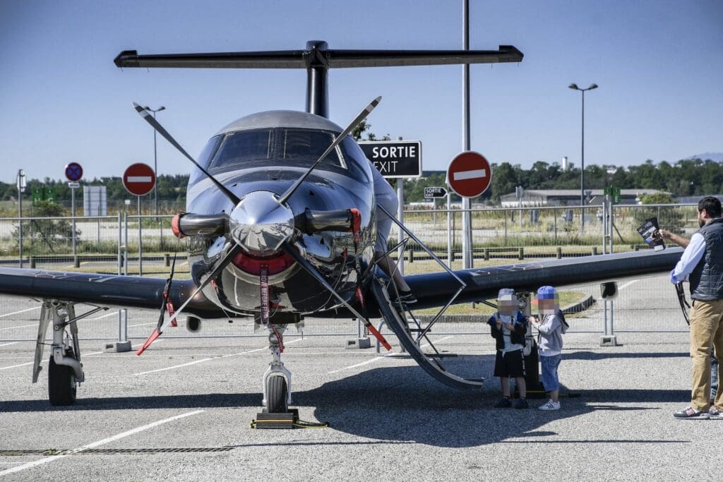 plein air, transport, avion, ciel, véhicule, sol, hélice, Aviation générale, Aéronef à hélice, Transport aérien, meeting aérien, aviation, Constructeur aéronautique, roue, route, Aviation légère, Monoplan, Turbopropulseur, personne, personnes, piste, moteur, debout, garé, hélicoptère