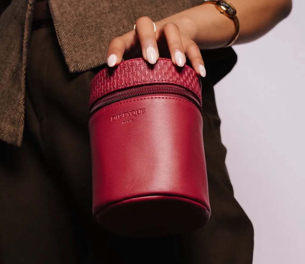 Accessoire de mode, personne, cuir, poignet, mode, Produits de beauté, rouge, accessoire, tenue, intérieur, femme, résistant, Qatar Airways