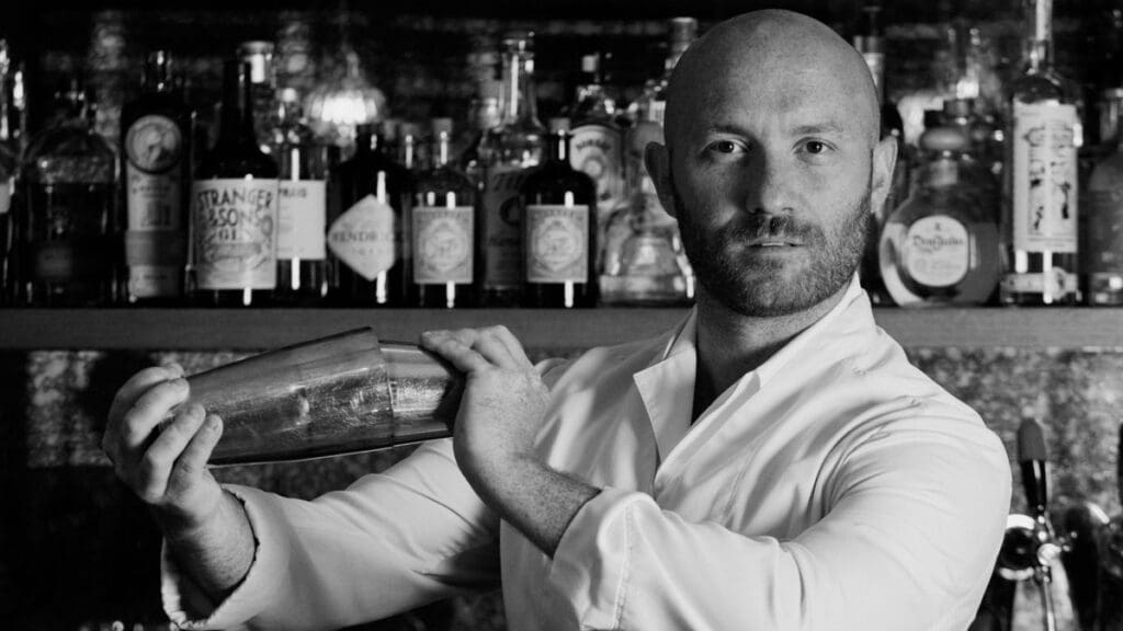 personne, noir et blanc, homme, boisson, habits, vin, Visage humain, boisson alcoolisée, intérieur, bar, bouteille, tenue, alcool, monochrome, pub