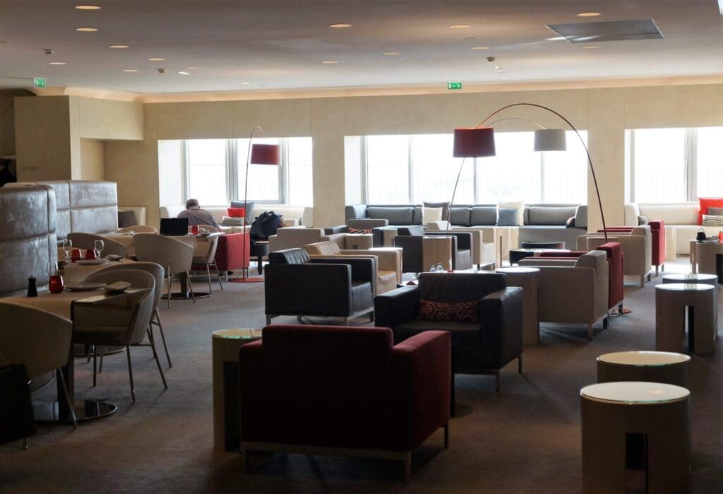 intérieur, meubles, table, plafond, sol, décoration d’intérieur, mur, table basse, pièce, bureau, canapé, chaise, salle à manger