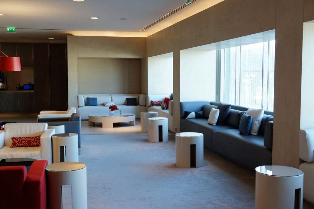 intérieur, décoration d’intérieur, mur, canapé, sol, Canapé-lit, table, plafond, table basse, salle à manger, canapé-lit, Revêtement de sol, Salle d’attente, Causeuse, tanière, Accoudoir, vase, Appartement-terrasse, pièce, hôtel, fenêtre, meubles, appartement