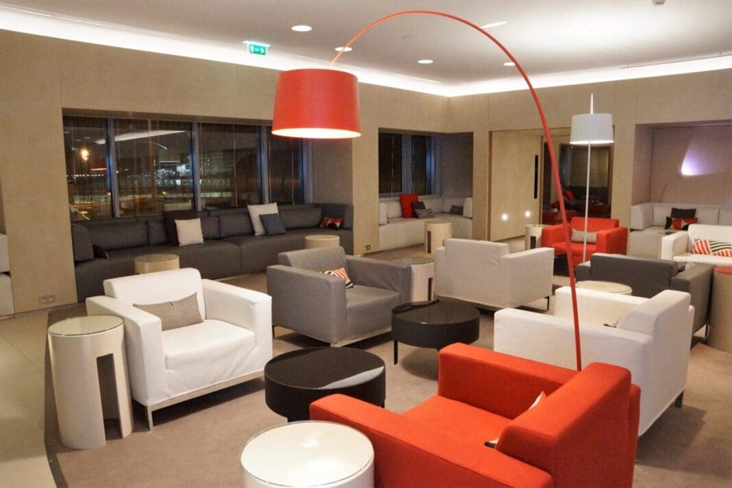 intérieur, mur, décoration d’intérieur, meubles, sol, canapé, plafond, table, table basse, Canapé-lit, canapé-lit, hôtel, Salle d’attente, Causeuse, Accoudoir, Plafonnier, salle à manger, pièce, chaise, salon