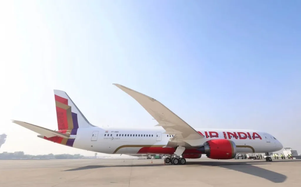 ciel, avion, transport, plein air, Transport aérien, avion de ligne, Compagnie aérienne, véhicule, volet, Moteur à réaction, Avion à réaction, Moteur d’avion, Avion à fuselage étroit, piste, Biréacteur, aviation, Ingénierie aérospatiale, aéroport, Service, aile, sol, Tarmac, jet, Constructeur aéronautique, Boeing 737, Boeing 737 Next Generation, tarmac, rouge, garé, air, airbus