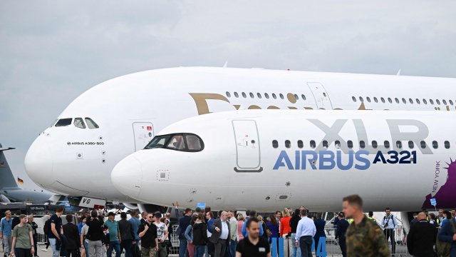 avion, transport, ciel, avion de ligne, Transport aérien, Compagnie aérienne, plein air, véhicule, Service, Moteur à réaction, Ingénierie aérospatiale, Avion à réaction, Moteur d’avion, Avion à fuselage étroit, aéroport, voyage, aviation, volet, personnes, Biréacteur, airbus, grand, personne, piste, foule, jet