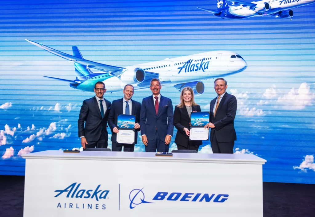 habits, costume, texte, avion, homme, Transport aérien, personne, avion de ligne, aviation, personnes, debout, plein air, Commande Boeing Alaska Airlines