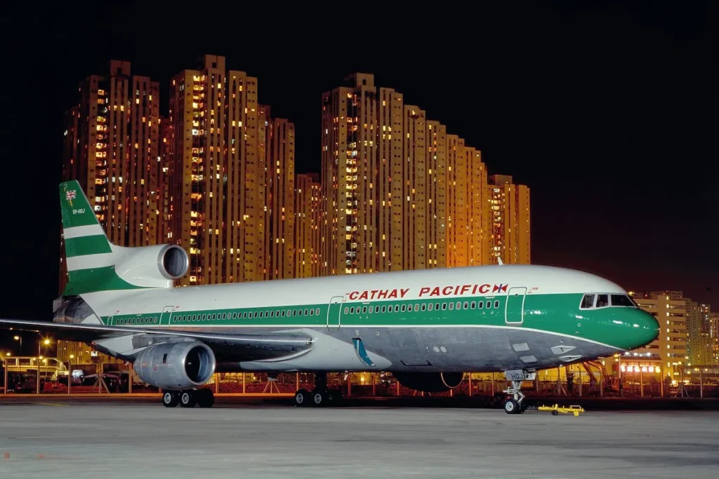 avion, transport, véhicule, plein air, Transport aérien, avion de ligne, bâtiment, ciel, nuit, Compagnie aérienne, aéroport, Moteur d’avion, Avion à réaction, Moteur à réaction, volet, Ingénierie aérospatiale, grand, aviation, sol, piste, jet, airbus