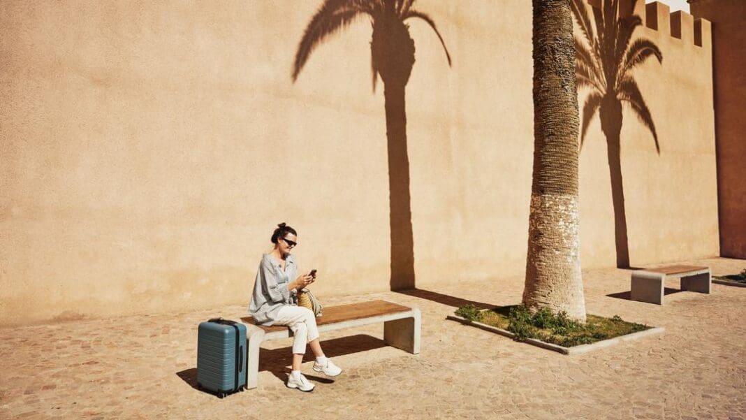 habits, plein air, sol, personne, chaussures, palmier, arbre, mur, rue