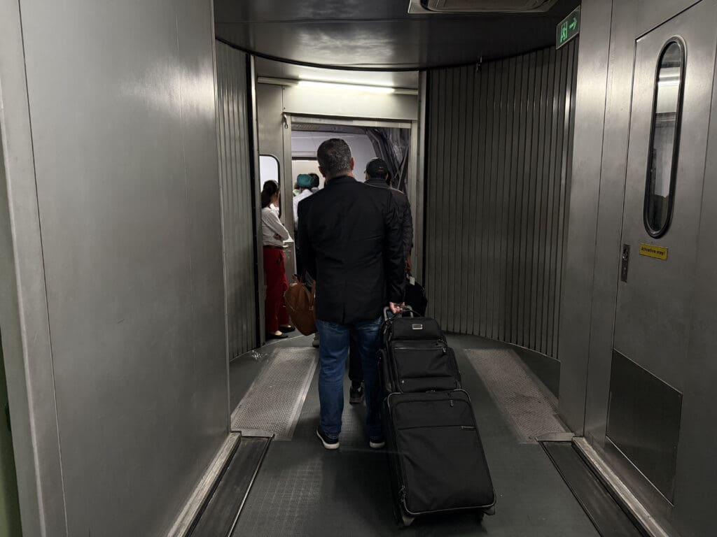 habits, Bagages et sacs, bagage, homme, intérieur, personne, valise, mur
