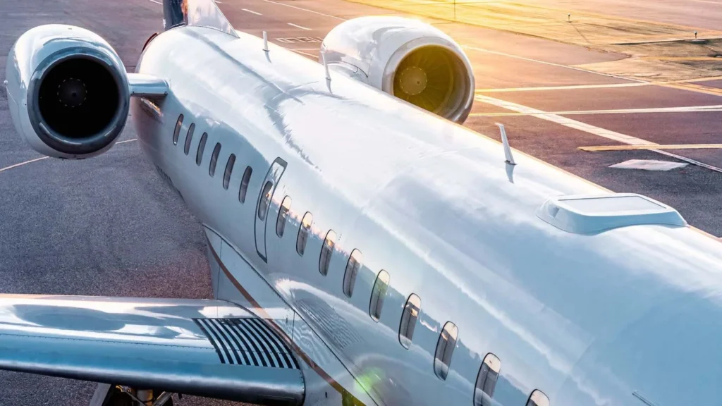 avion, sol, plein air, véhicule, Transport aérien, Compagnie aérienne, Ingénierie aérospatiale, avion de ligne, aviation, transport, Constructeur aéronautique, aéroport, Aviation générale, Moteur d’avion, Avion à réaction, Moteur à réaction, Avion à fuselage étroit, piste, jet, garé, tarmac, wifi en avion Ryanair Starlink