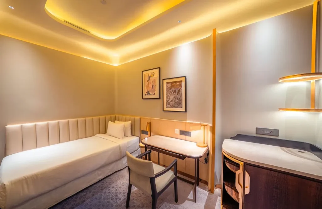 intérieur, mur, décoration d’intérieur, meubles, lit, sol, oreiller, Draps, matelas, literie, plafond, Cadre de lit, Drap, table, rideau, Abat-jour, Table de chevet, Housse de couette, pièce, Suite, tiroir, Hôtel-boutique, commode, Traitement des fenêtres, chambre, hôtel